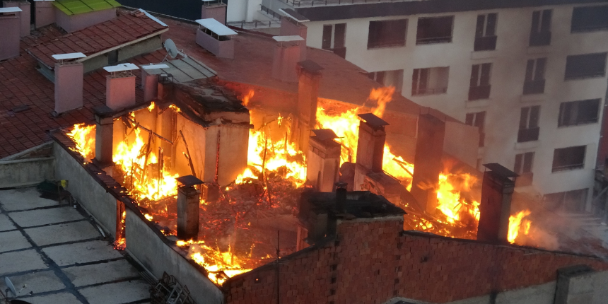Korkutan yangın! 5 katlı binanın çatı katı alev alev yandı