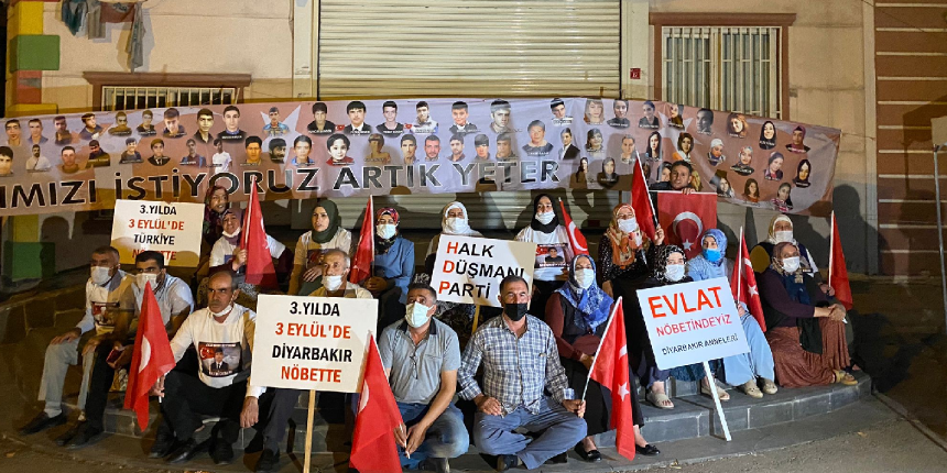 Annelerin Diyarbakır'daki evlat nöbeti gece de sürecek