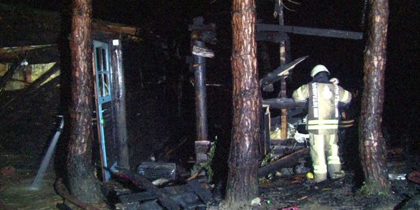 Kampçıların yaktığı ateş ormanlık alana sıçradı: İki ev kullanılamaz hale geldi
