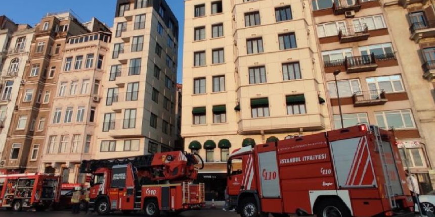 Şişhane'de 7 katlı otelde çıkan yangın paniğe neden oldu