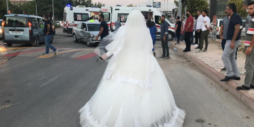 Gelin düğünü bıraktı, trafik kazasında yaralanan teyzesine koştu