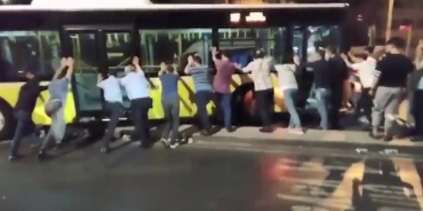 İETT otobüsü refüjde asılı kaldı... Vatandaşlar kurtarmaya çalıştı!