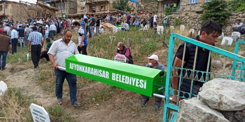 Eşini ve oğlunu öldürüp intihar etti! Bir evden üç cenaze çıktı...