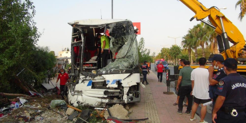 Mersin'de yolcu otobüsü şarampole yuvarlandı! Onlarca yaralı var...