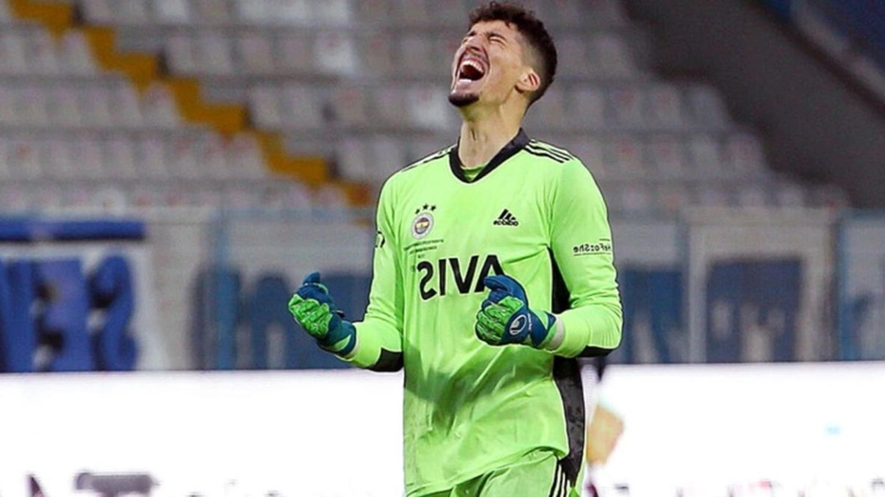 Yeni sezona bomba gibi başladı! Altay Bayındır'dan 2'de 2...