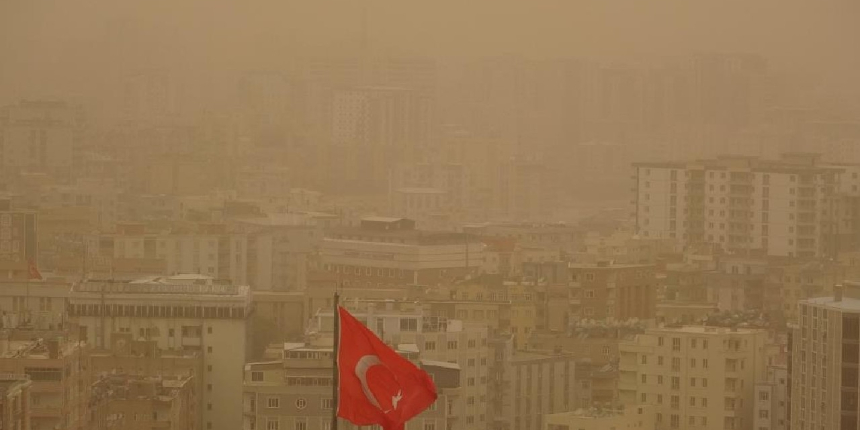Mardin'de toz fırtınası! Göz gözü görmedi