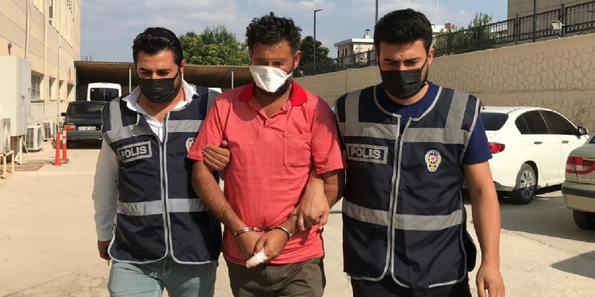 Karısına laf attığını iddia ettiği kişiyi bıçaklayarak öldüren şüpheli tutuklandı