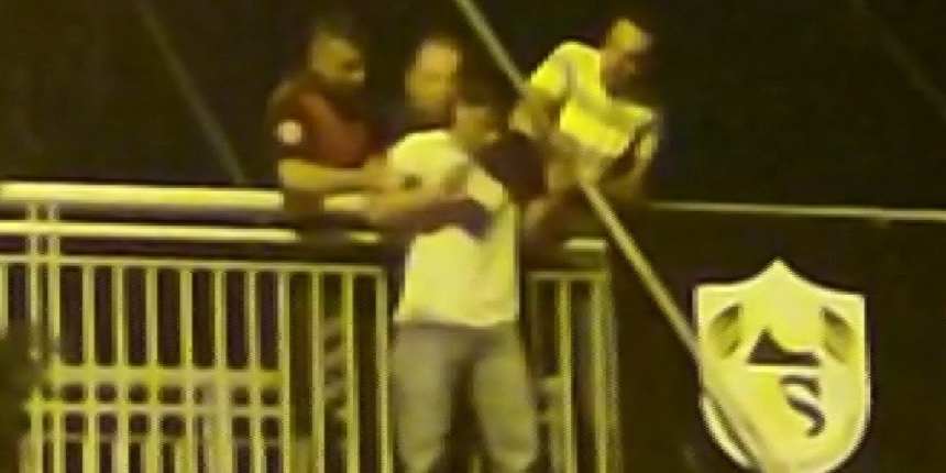 Üst geçitten atlamak üzere olan genci, polisler son anda yakaladı