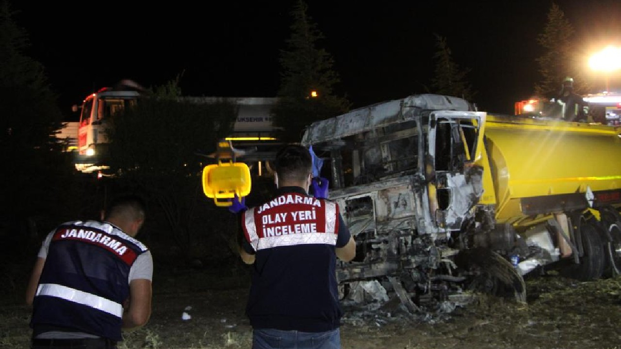 Yoldan çıkan tanker, boş arazide alev topuna döndü