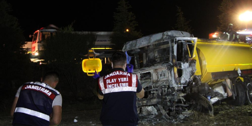 Yoldan çıkan tanker, boş arazide alev topuna döndü