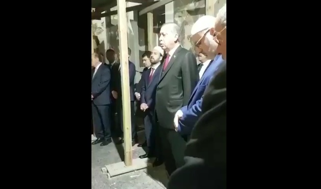 Erdoğan, Sultan Fatih'e Kur'an-ı Kerim okudu! / VİDEO