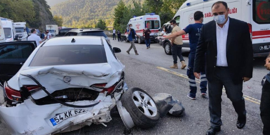 Sakarya'da ambulans ve 3 aracın karıştığı kazada 12 kişi yaralandı