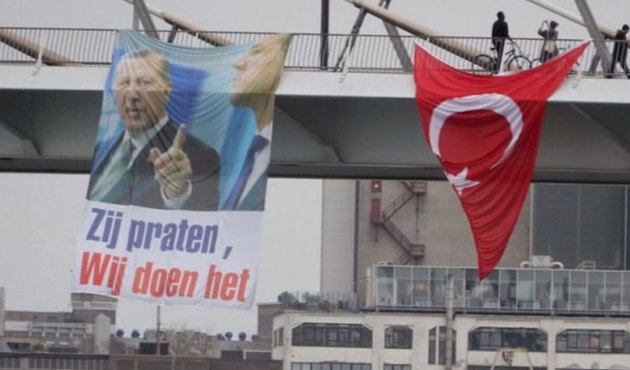 Rotterdam'da köprüye Erdoğan'ın resmi asıldı