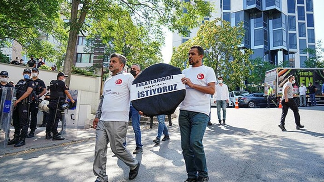 Diyarbakır ailelerinden Ankara'da HDP binası önüne siyah çelenk!