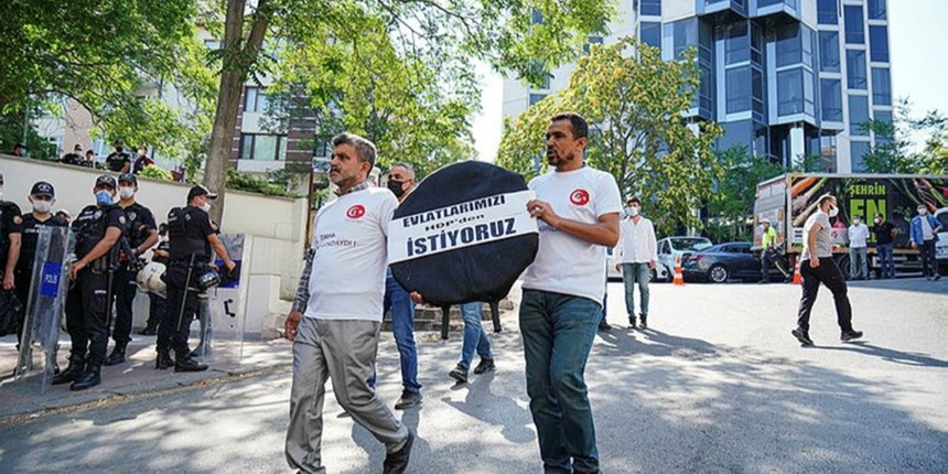 Diyarbakır ailelerinden Ankara'da HDP binası önüne siyah çelenk!