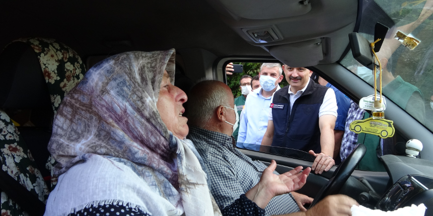 Bakan Pakdemirli ile karşılaşan selzede: Bize bir sizden fayda var, onlar hep yalan konuşuyor