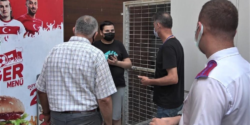 Karantina ihlali yapan genç, AVM girişinde yakalandı