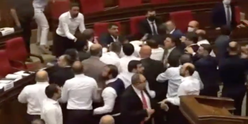 Milletvekilleri birbirine girdi: Su şişesi fırlatınca parlamento karıştı!