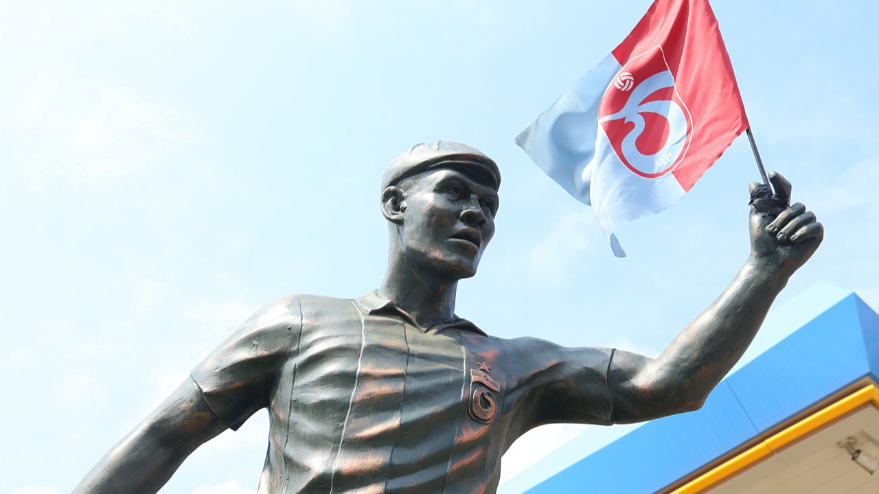 Trabzonsporlu taraftar, Anthony Nwakaeme'nin heykelini dikti