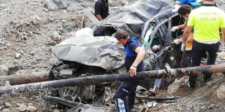 Afet bölgesine gelen Bakanlık görevlileri uçuruma yuvarlandı: 1'i ağır 3 yaralı