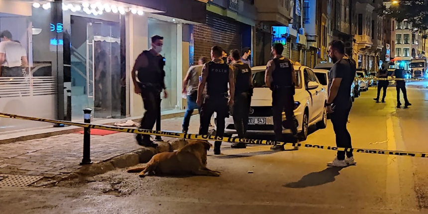 Beyoğlu'nda silahlı saldırı! Otelin önünde oturanlara kurşun yağdırdılar