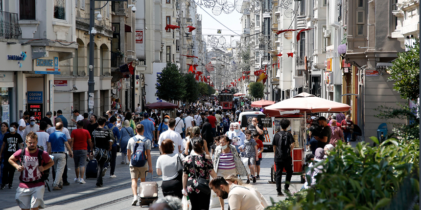 İstiklal Caddesi pandemi öncesi günlerdeki gibi... Aşı olduğu için maske takmayanlar var