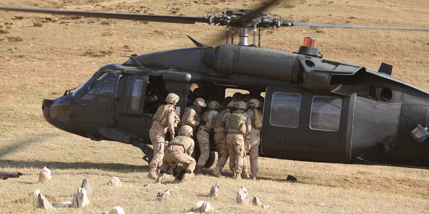 Tunceli'de tarihi parçalar askeri helikopterle taşındı