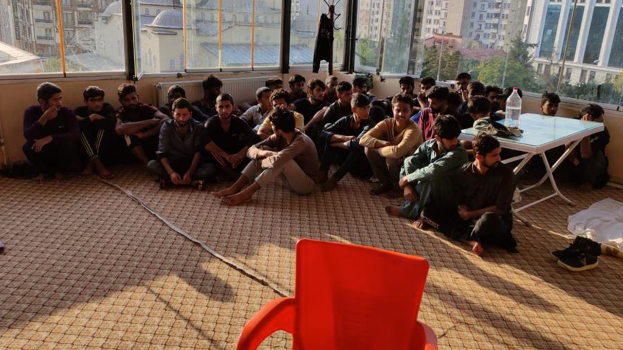 MİT ve polisten ortak operasyon: 26 kaçak göçmen yakalandı