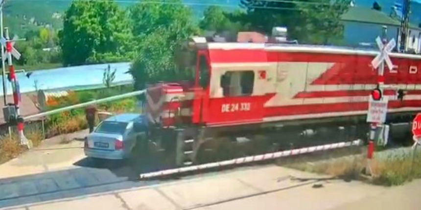 Elleriyle bariyerleri kaldırdı; Otomobilini tren biçti!