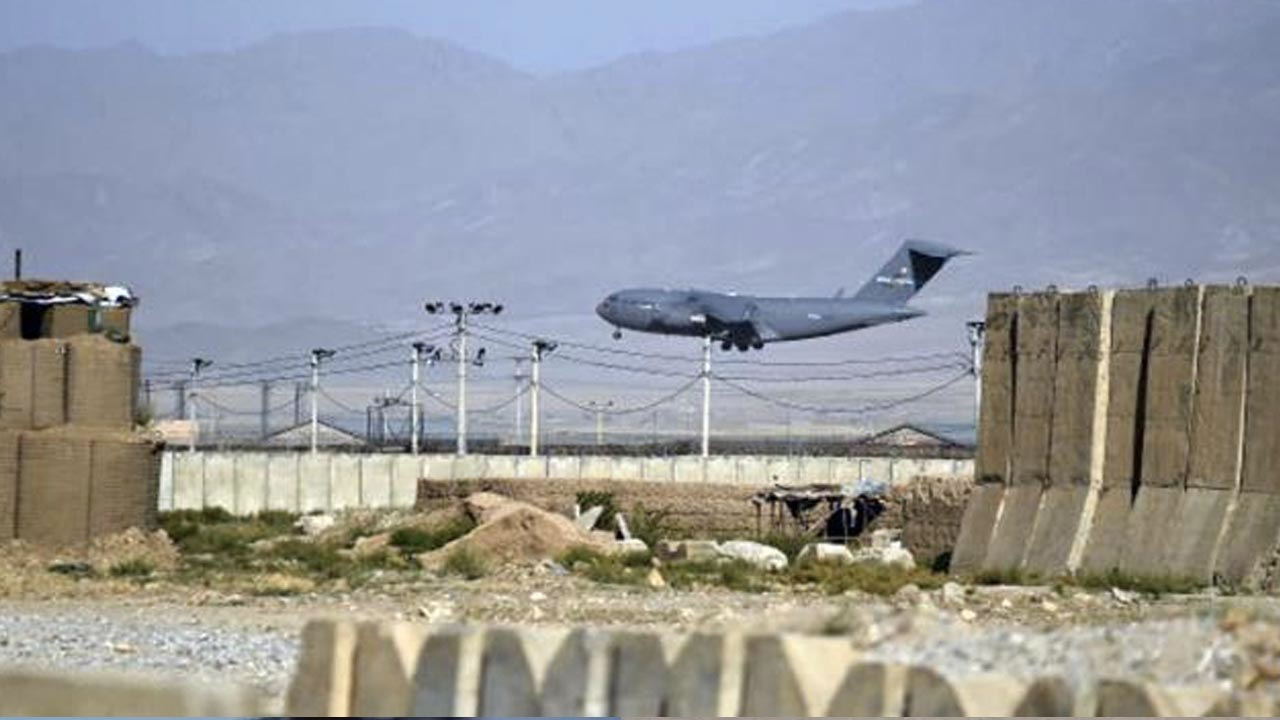 Afganistan'da korkutan gelişme: İçinde sivillerin olduğu uçağa ateş açtılar