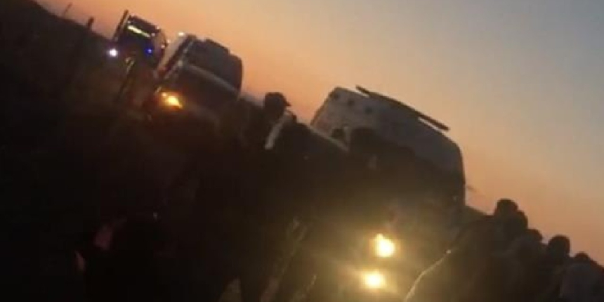 Hayvanları yolun karşısına geçirmek isteyen kız çocuğu tırın altında kaldı