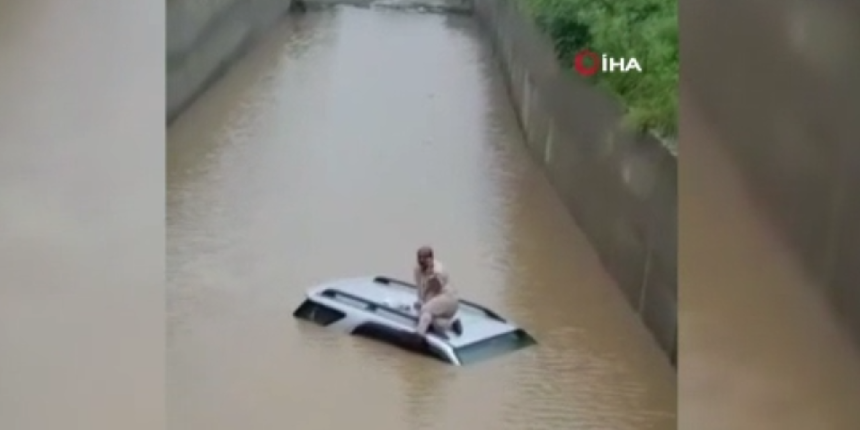 Sel sırasında alt geçitte mahsur kaldı! Aracının üzerinde kurtarılmayı bekledi