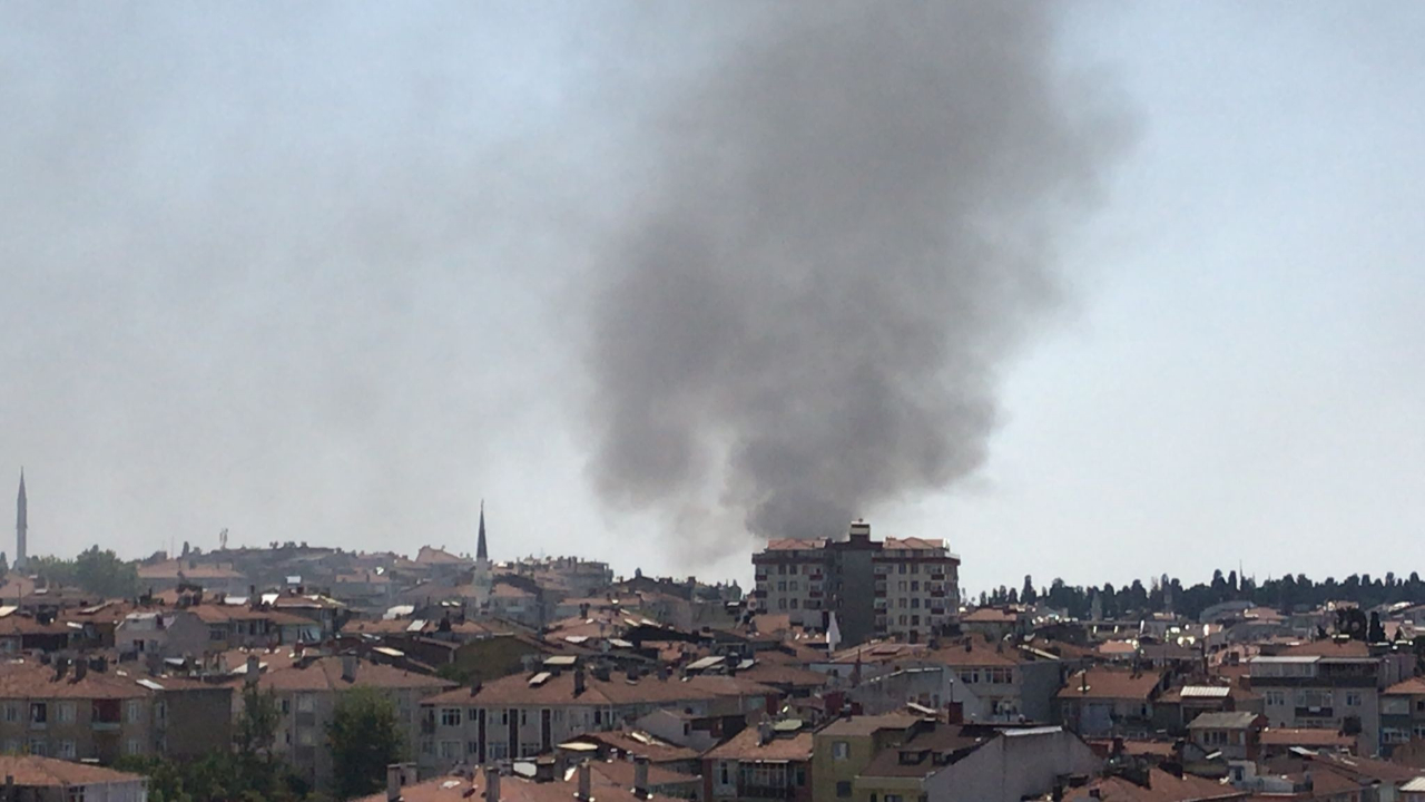 İstanbul'da korkutan yangın: Siyah dumanlar gökyüzünü kapladı!