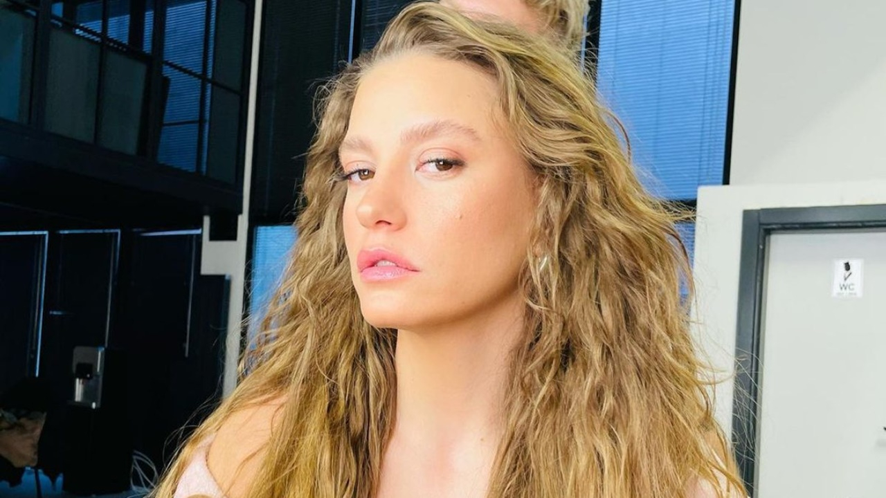 Serenay Sarıkaya çocukluk fotoğrafını paylaştı! Düştüğü not takipçilerini güldürdü!
