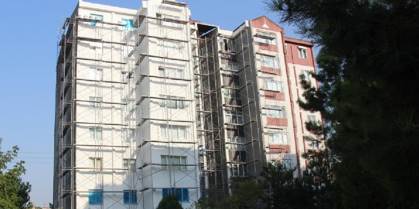 8. kattaki iskeleden toprak zemine düştü!