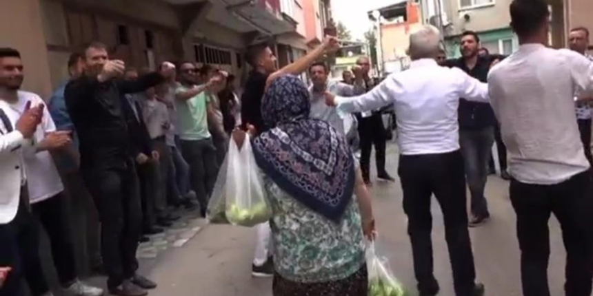 Pazar poşetleriyle oynayan kadın düğüne renk kattı