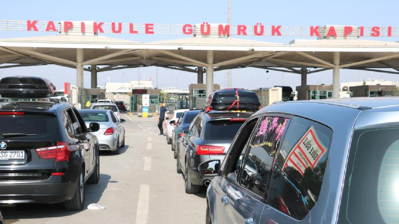 Kapıkule, Hamzabeyli ve Pazarkule sınır kapılarında yoğunluk günlerdir sürüyor