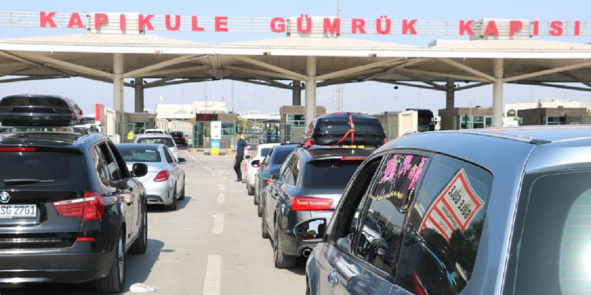 Kapıkule, Hamzabeyli ve Pazarkule sınır kapılarında yoğunluk günlerdir sürüyor