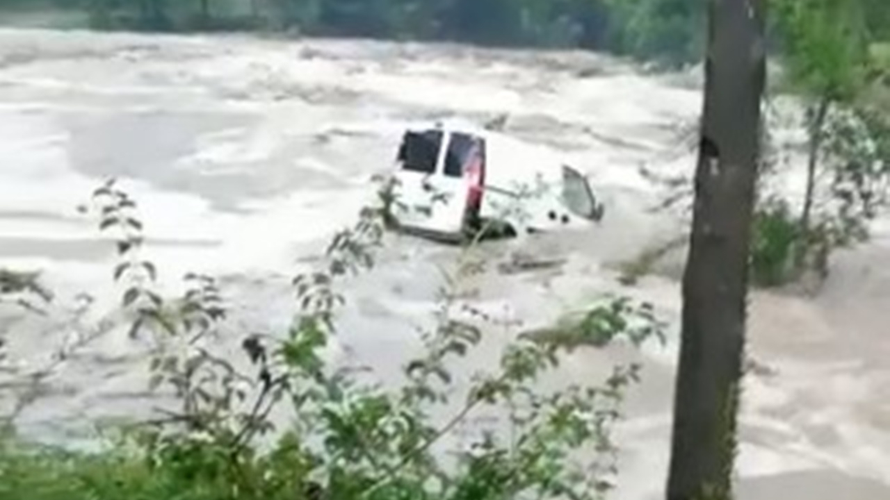 Aracı sel sularına kapılan kadın gözyaşlarına boğuldu...