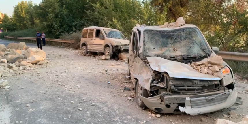 Dağdan kopan kayalar araçları ezdi: 2'si ağır 3 yaralı