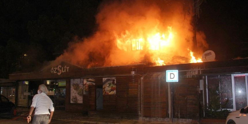 Fethiye’de iki kafe alev alev yandı