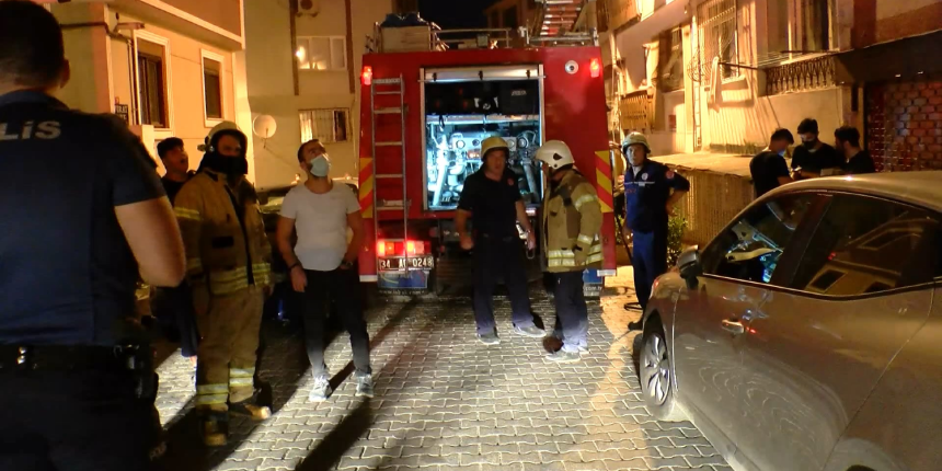 Üsküdar'da buzdolabından yangın çıktı! Anne ve kızını itfaiye kurtardı