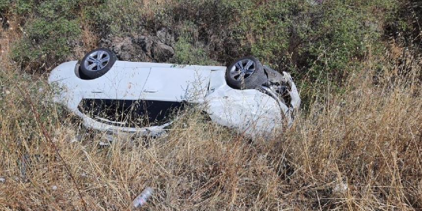 İzmir'de virajı alamayan otomobil kanala yuvarlandı: 3 yaralı