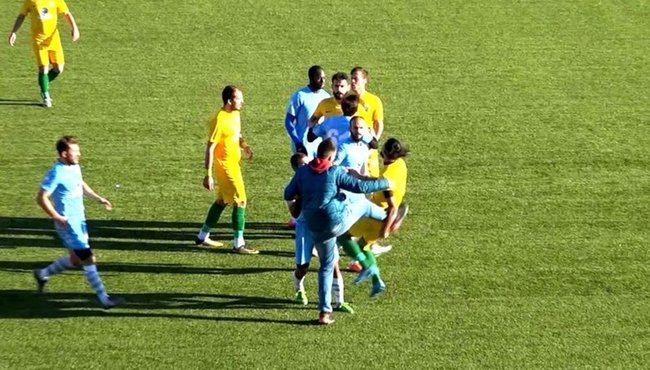 Sahada futbolcuyu tekme-tokat dövdü!