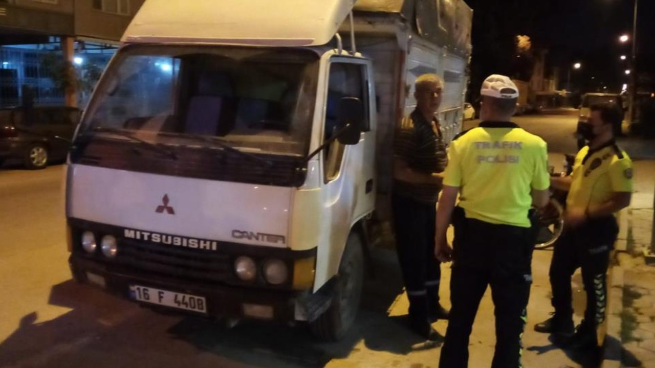 Direksiyon başında sızan sürücüyü polis uyandırdı