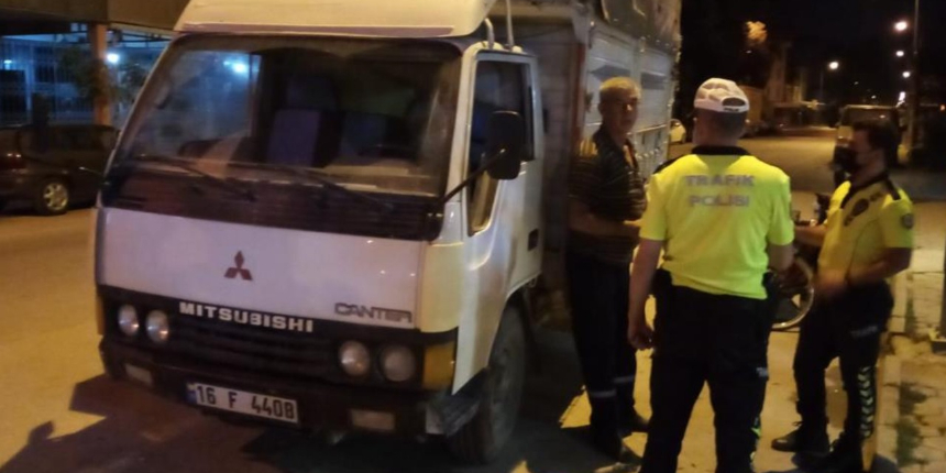 Direksiyon başında sızan sürücüyü polis uyandırdı