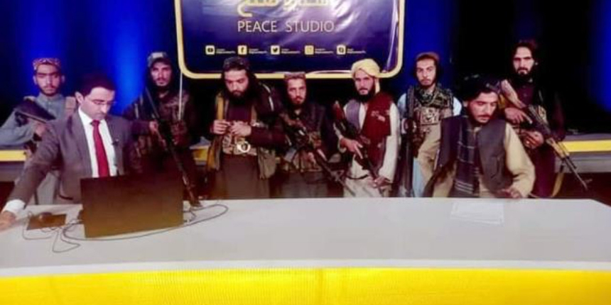 Afganistan televizyonunda hayrete düşüren anlar! Taliban elinde silahla yayına çıktı...