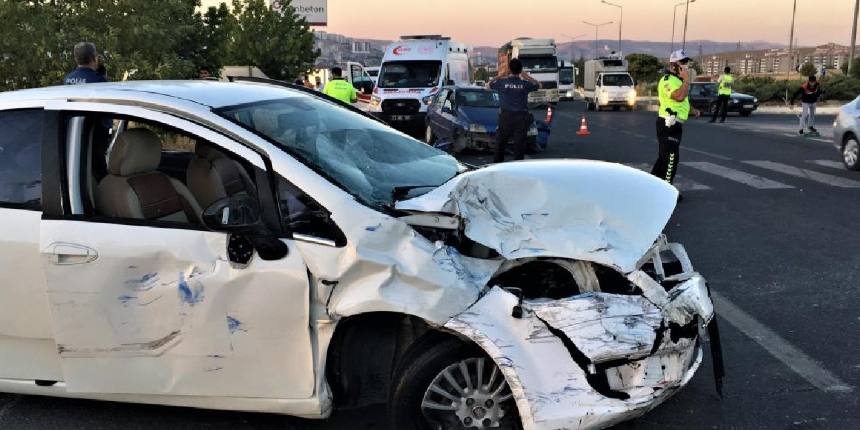 İki otomobilin hurdaya döndüğü kazada 9 kişi yaralandı