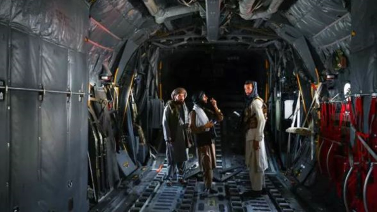 ABD ve Afgan ordusunun uçakları, tankları Taliban'a kaldı!