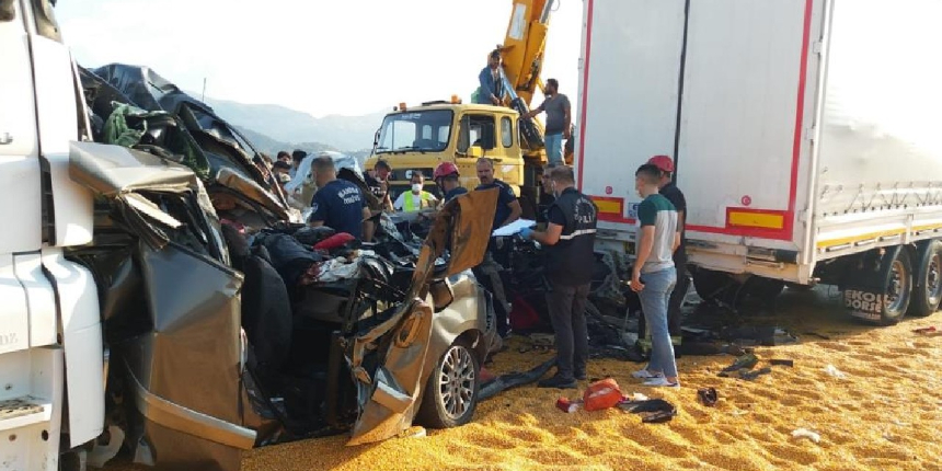 Manisa'da zincirleme kaza: Ölü ve yaralılar var